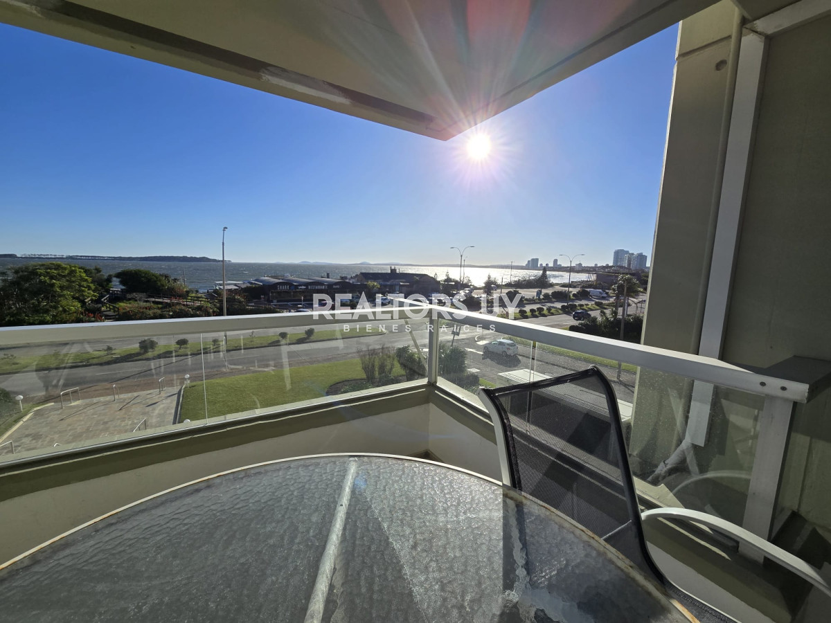 Apartamento ID.335 - Apartamento  de 3 dormitorios en venta, Punta del Este, primera línea de la mansa.