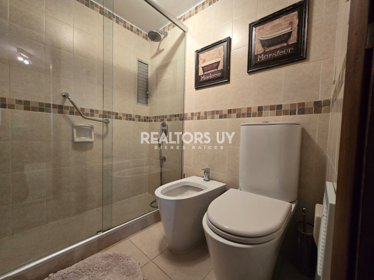 Apartamento ID.335 - Apartamento  de 3 dormitorios en venta, Punta del Este, primera línea de la mansa.