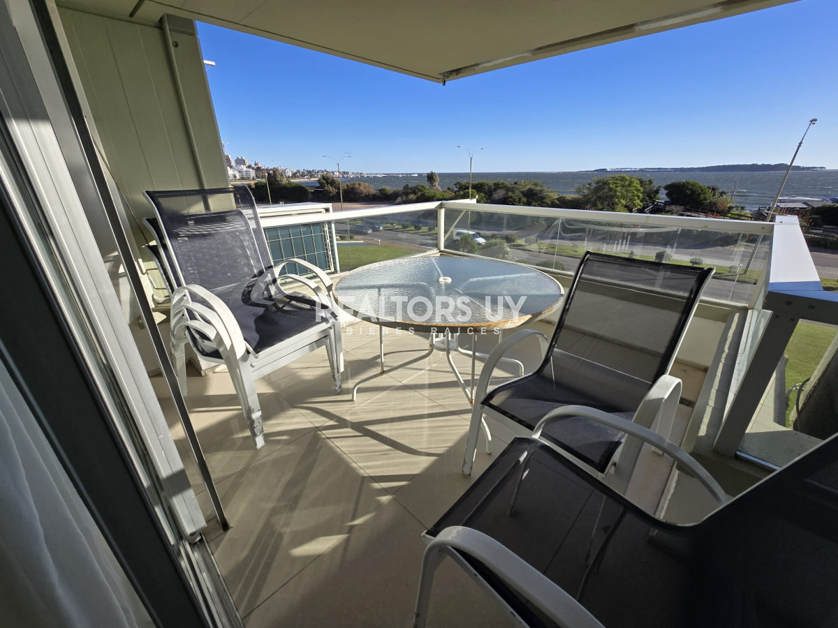 Apartamento ID.335 - Apartamento  de 3 dormitorios en venta, Punta del Este, primera línea de la mansa.