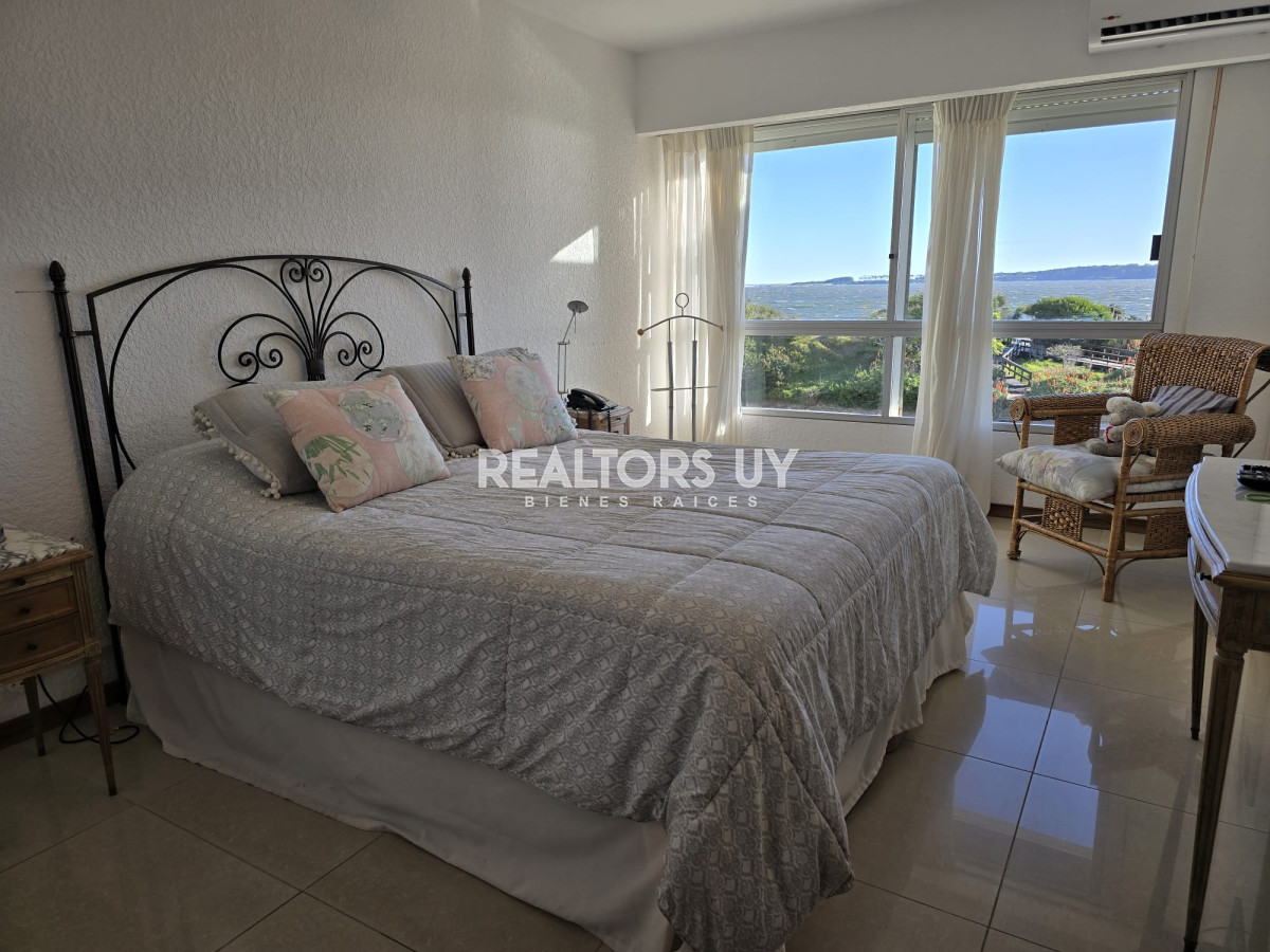 Apartamento ID.335 - Apartamento  de 3 dormitorios en venta, Punta del Este, primera línea de la mansa.