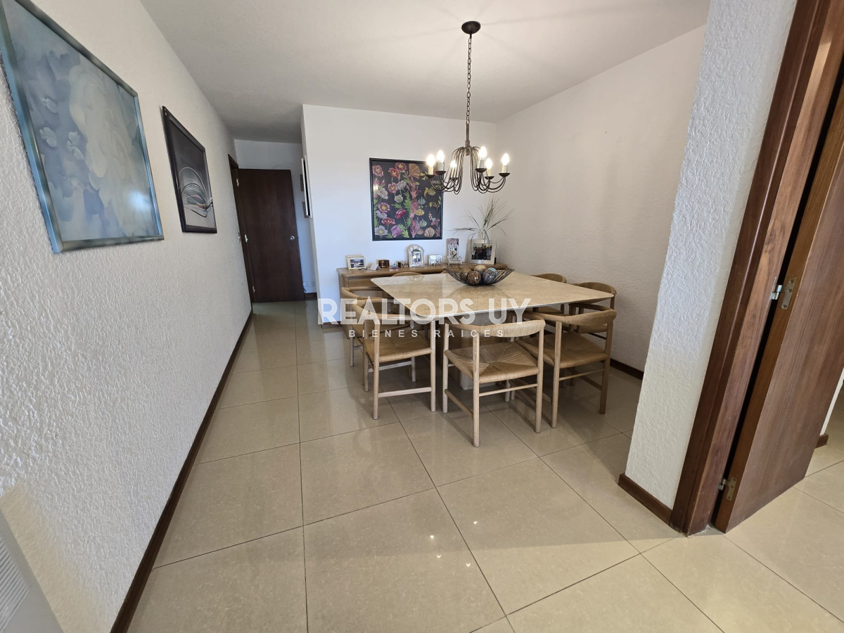 Apartamento ID.335 - Apartamento  de 3 dormitorios en venta, Punta del Este, primera línea de la mansa.