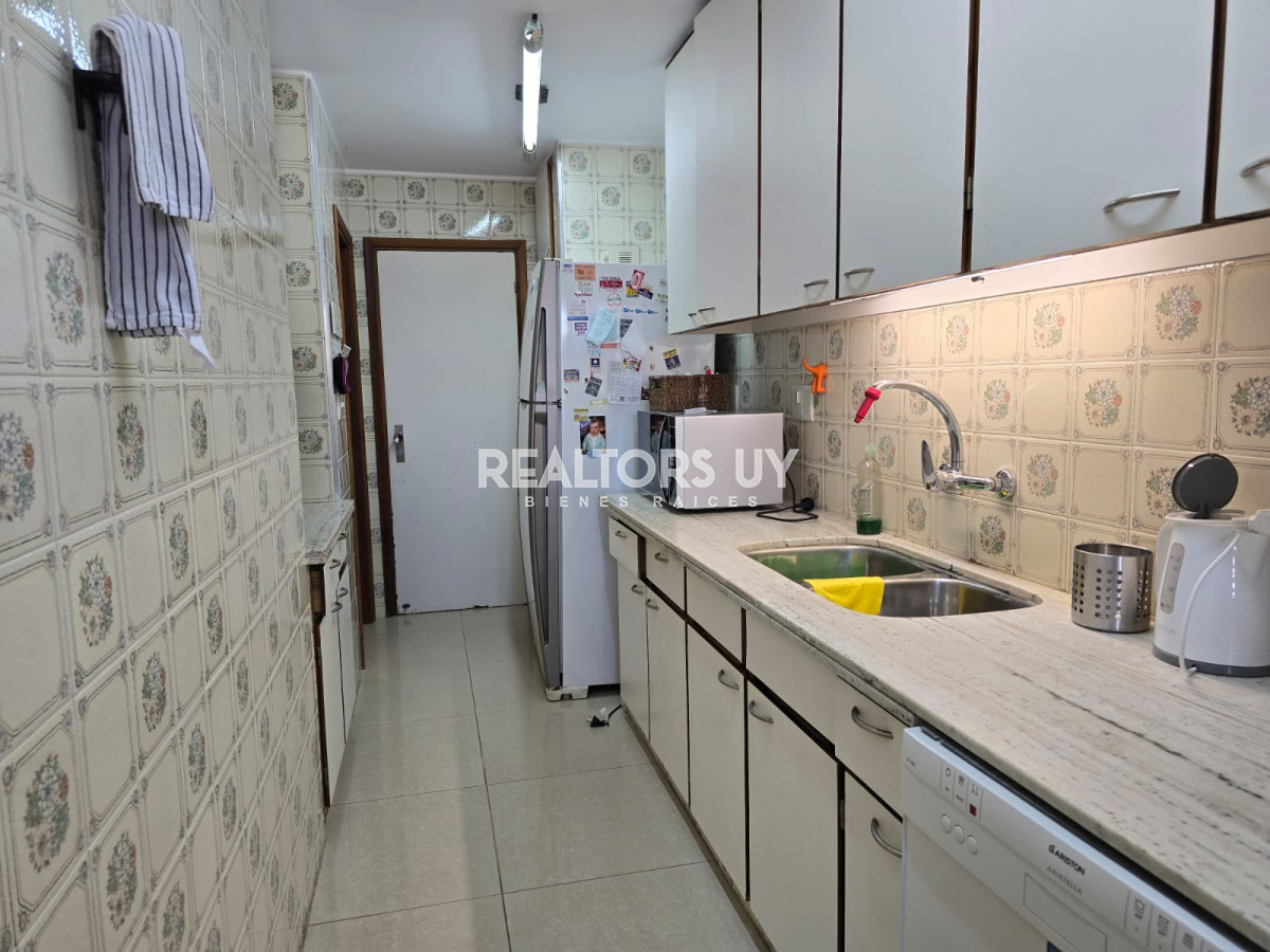 Apartamento ID.335 - Apartamento  de 3 dormitorios en venta, Punta del Este, primera línea de la mansa.