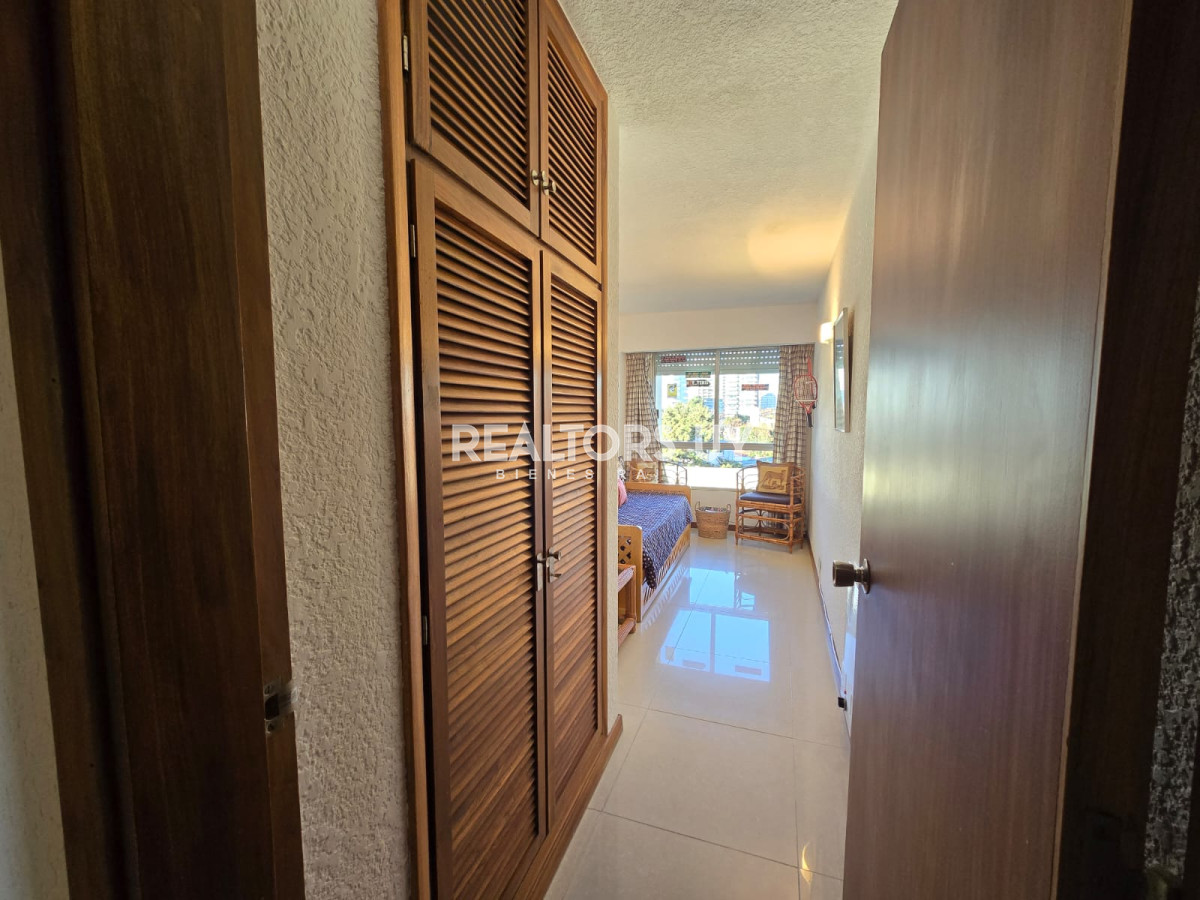 Apartamento ID.335 - Apartamento  de 3 dormitorios en venta, Punta del Este, primera línea de la mansa.