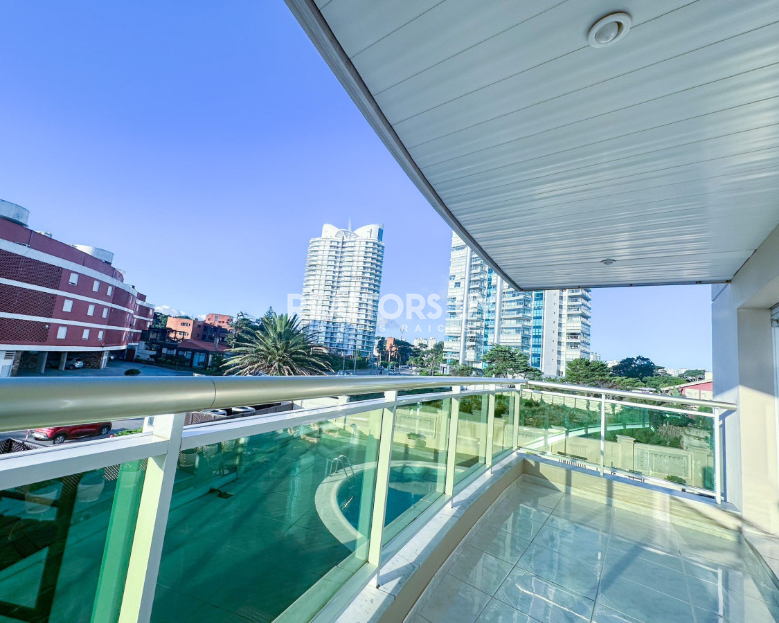 Apartamento ID.334 - Venta de apartamento de tres dormitorios en Coral Tower, Punta del Este.