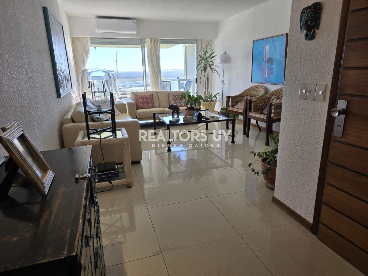 Apartamento ID.335 - Apartamento  de 3 dormitorios en venta, Punta del Este, primera línea de la mansa.