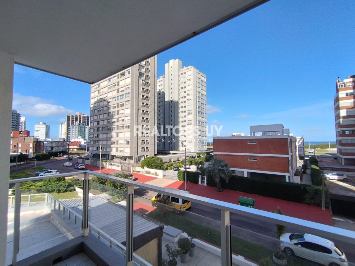 Apartamento en alquiler y venta de dos dormitorios en Punta del Este - RLT408A