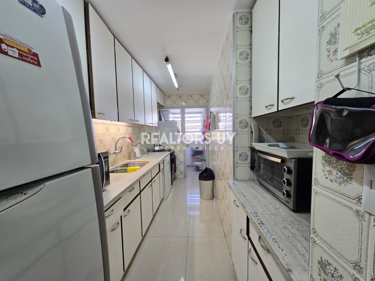 Apartamento ID.335 - Apartamento  de 3 dormitorios en venta, Punta del Este, primera línea de la mansa.