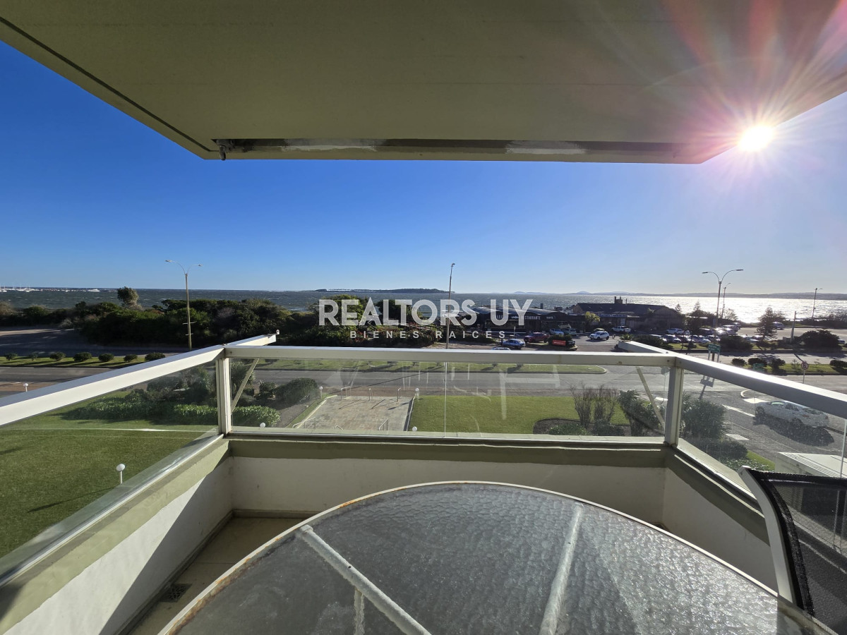 Apartamento ID.335 - Apartamento  de 3 dormitorios en venta, Punta del Este, primera línea de la mansa.