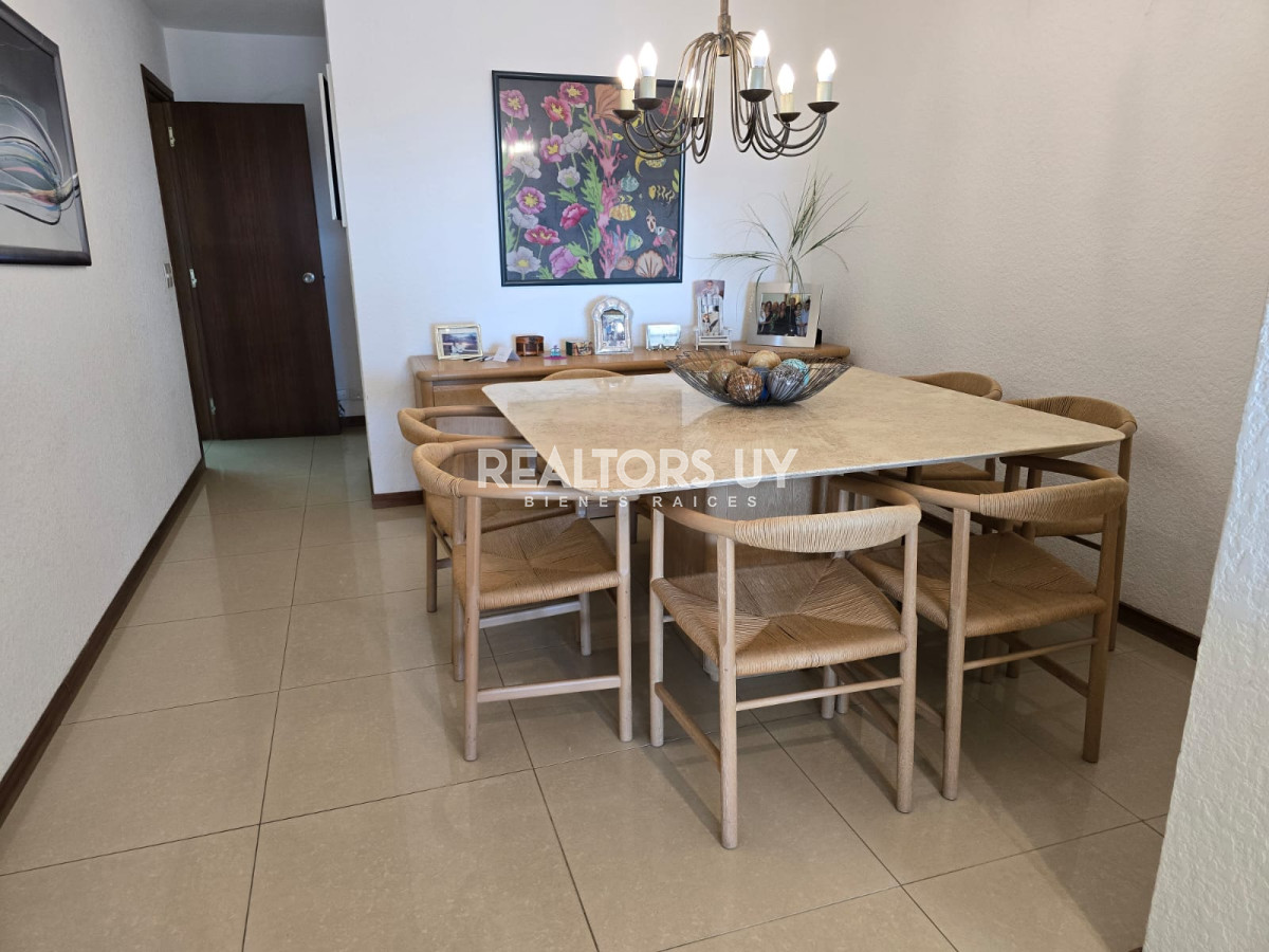 Apartamento ID.335 - Apartamento  de 3 dormitorios en venta, Punta del Este, primera línea de la mansa.