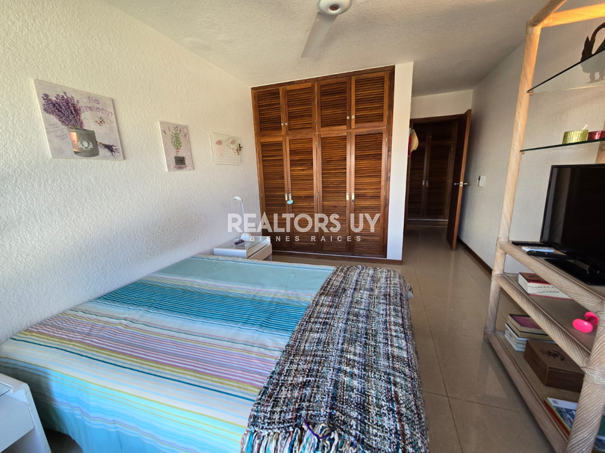 Apartamento ID.335 - Apartamento  de 3 dormitorios en venta, Punta del Este, primera línea de la mansa.