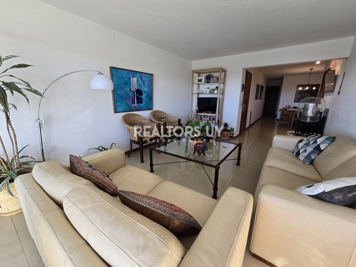 Apartamento ID.335 - Apartamento  de 3 dormitorios en venta, Punta del Este, primera línea de la mansa.