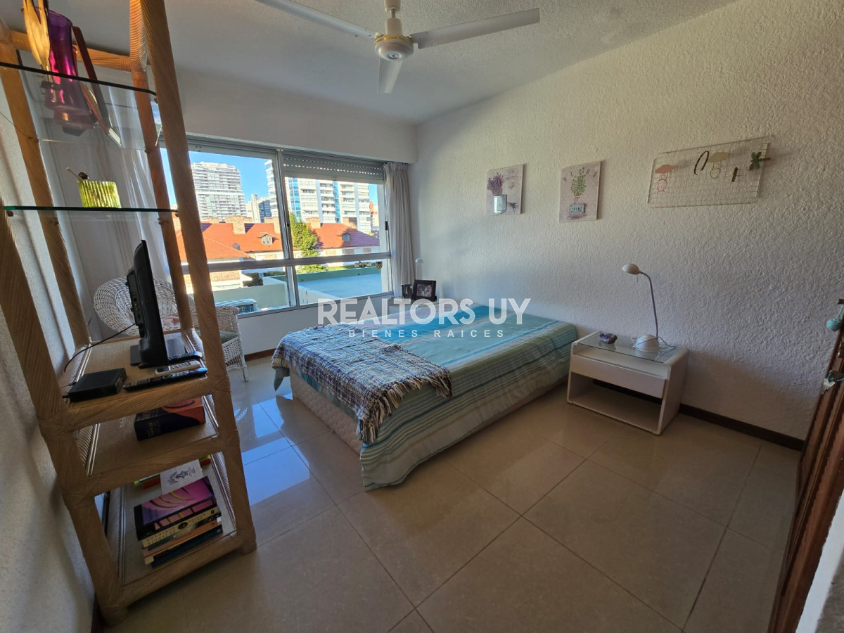 Apartamento ID.335 - Apartamento  de 3 dormitorios en venta, Punta del Este, primera línea de la mansa.