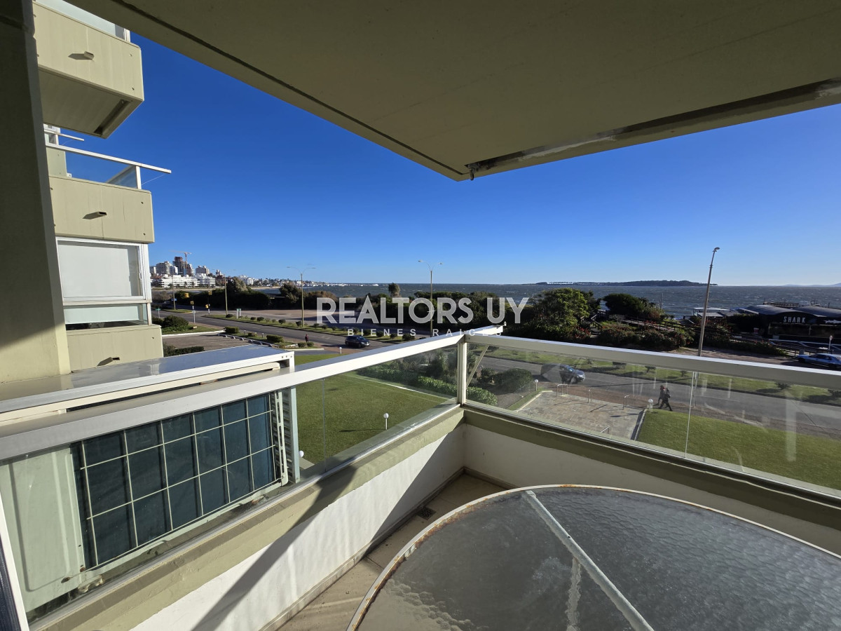 Apartamento ID.335 - Apartamento  de 3 dormitorios en venta, Punta del Este, primera línea de la mansa.