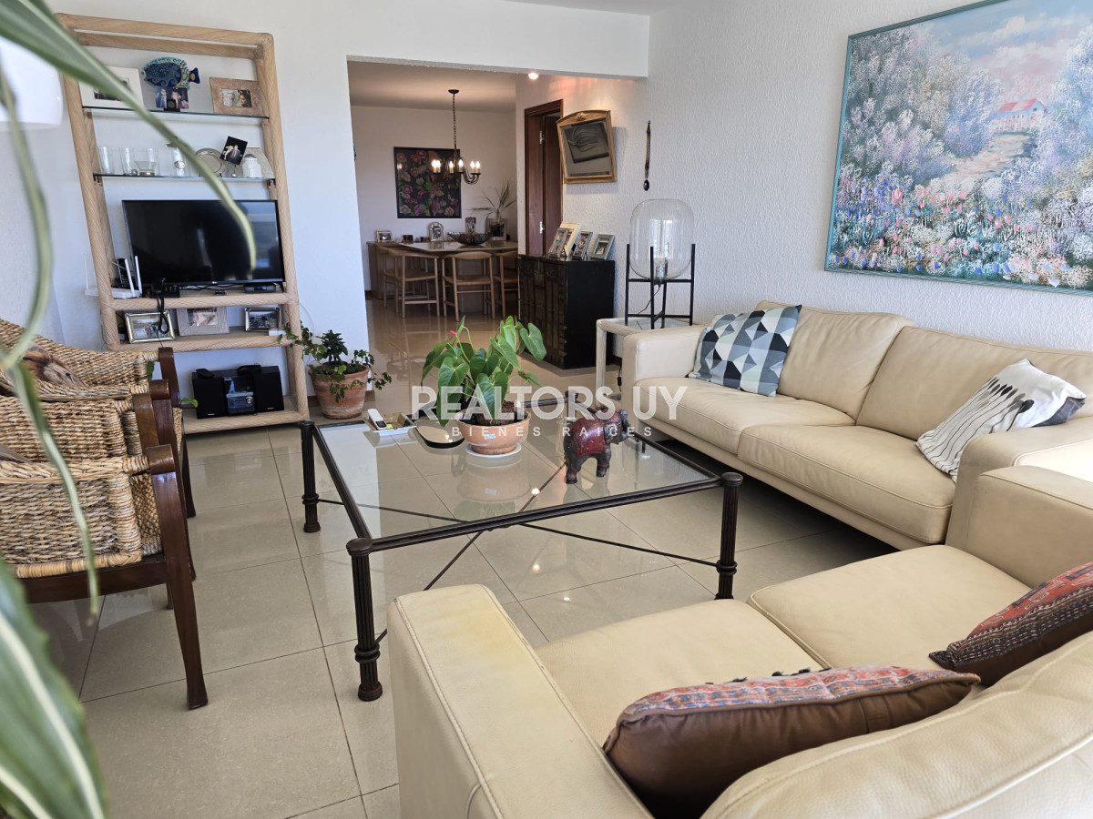 Apartamento ID.335 - Apartamento  de 3 dormitorios en venta, Punta del Este, primera línea de la mansa.