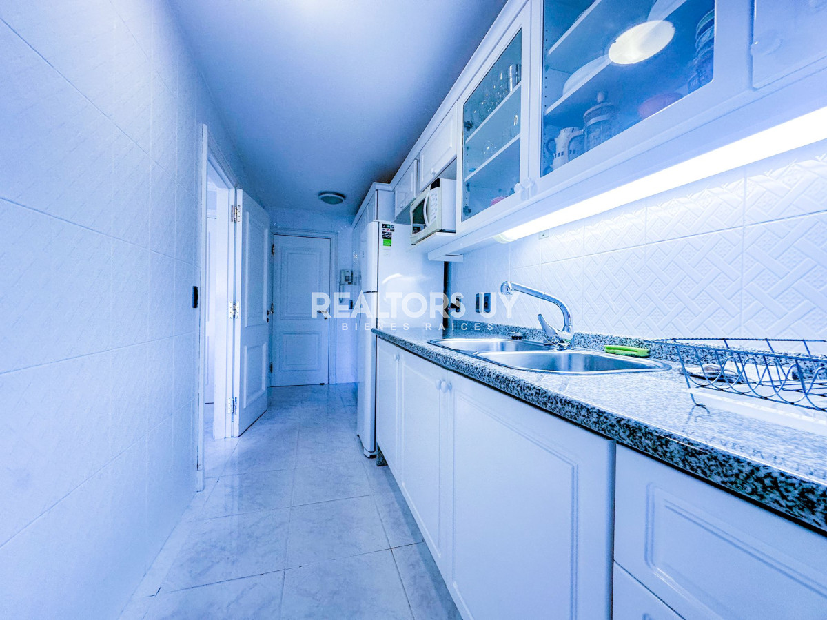 Apartamento ID.334 - Venta de apartamento de tres dormitorios en Coral Tower, Punta del Este.