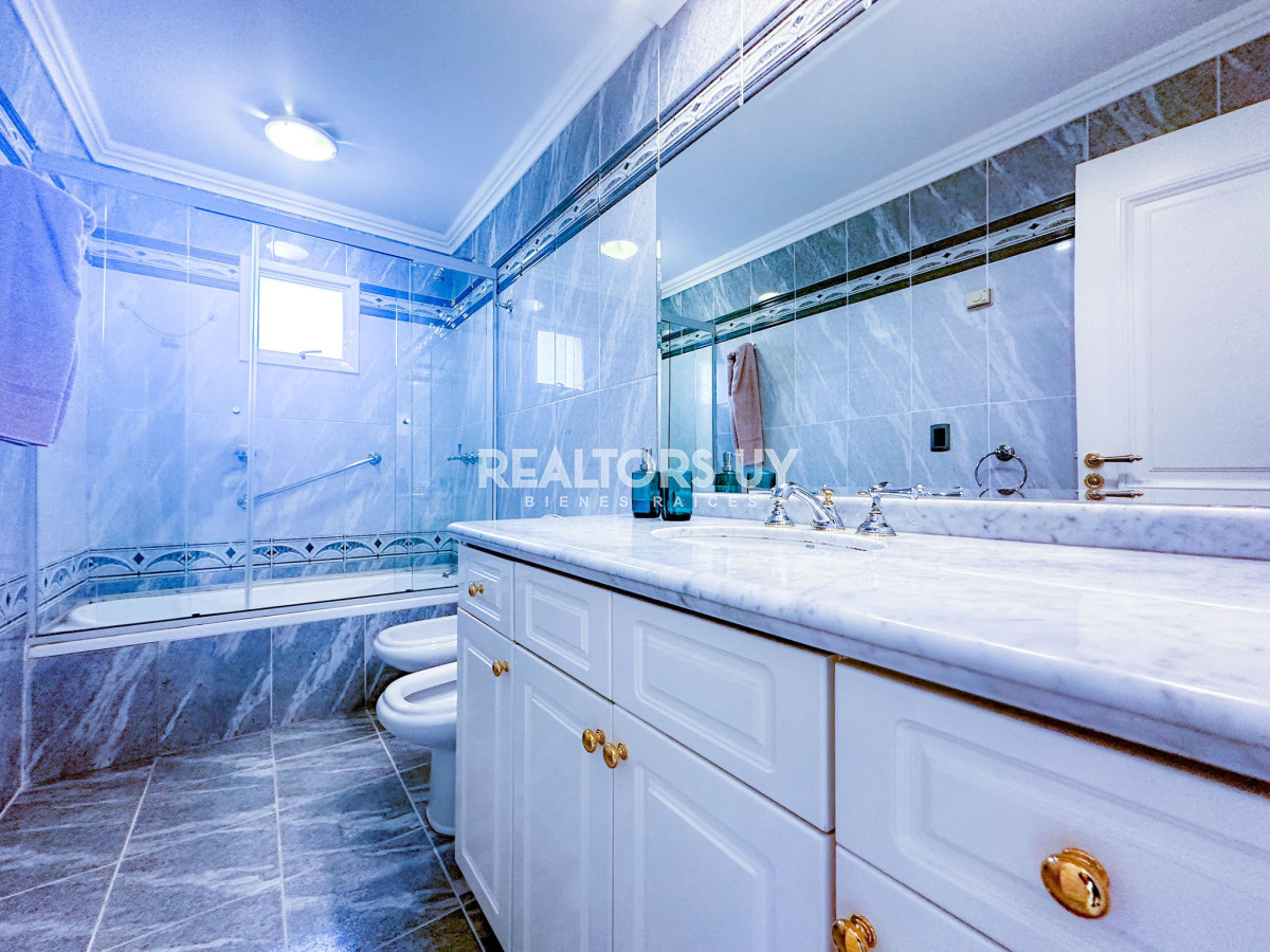 Apartamento ID.334 - Venta de apartamento de tres dormitorios en Coral Tower, Punta del Este.