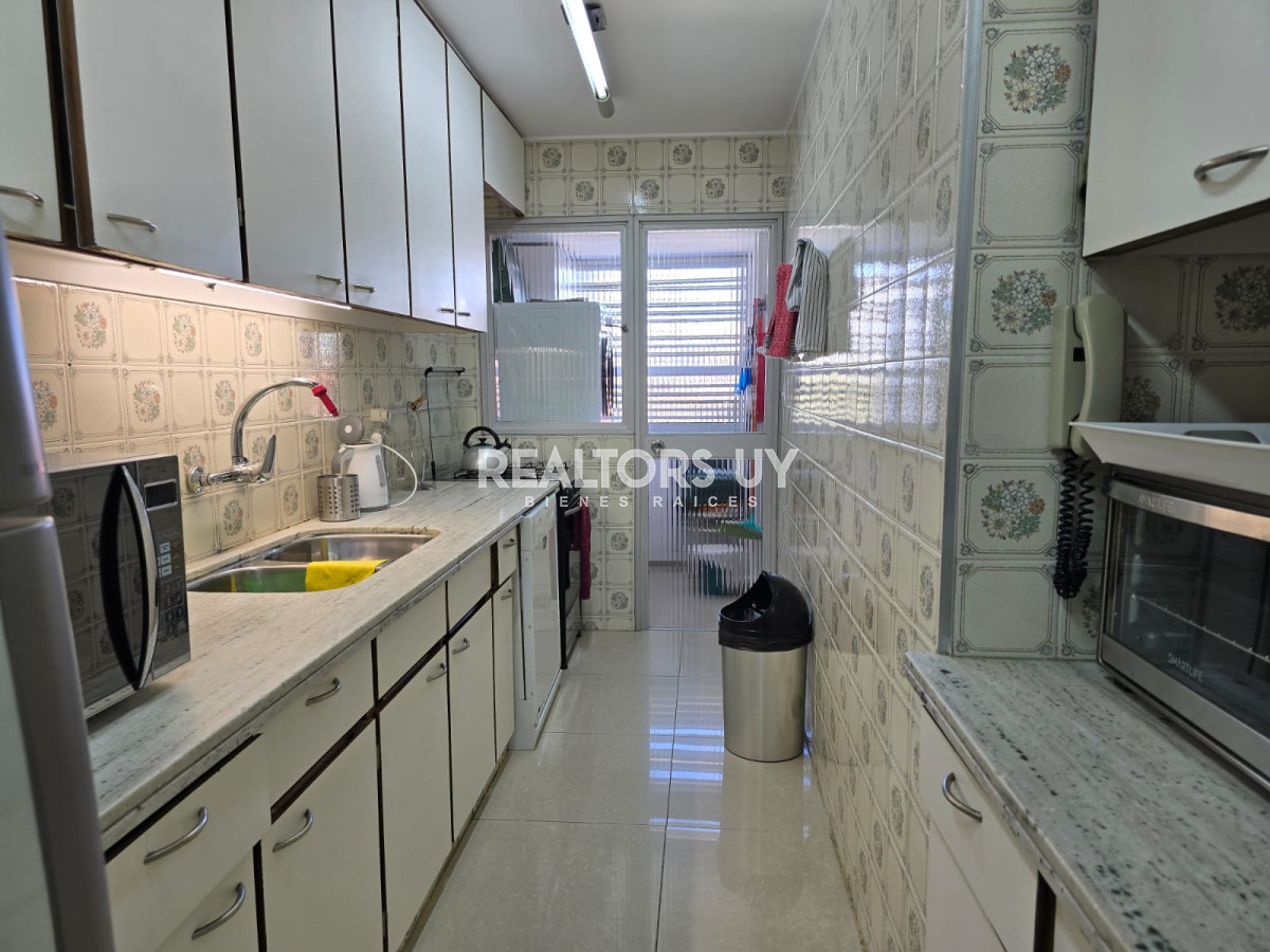 Apartamento ID.335 - Apartamento  de 3 dormitorios en venta, Punta del Este, primera línea de la mansa.