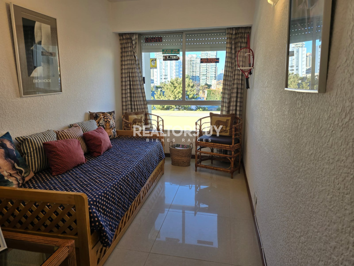 Apartamento ID.335 - Apartamento  de 3 dormitorios en venta, Punta del Este, primera línea de la mansa.