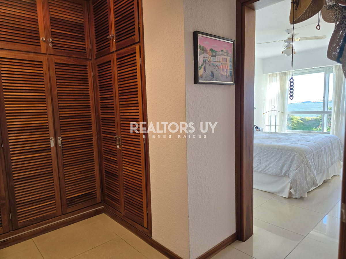 Apartamento ID.335 - Apartamento  de 3 dormitorios en venta, Punta del Este, primera línea de la mansa.