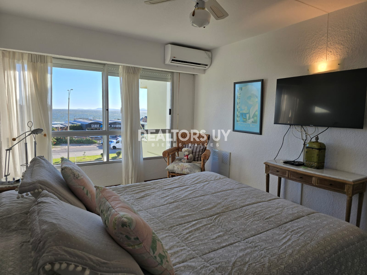 Apartamento ID.335 - Apartamento  de 3 dormitorios en venta, Punta del Este, primera línea de la mansa.