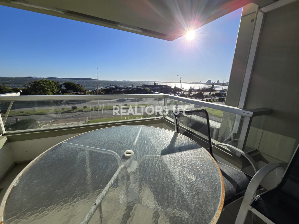 Apartamento ID.335 - Apartamento  de 3 dormitorios en venta, Punta del Este, primera línea de la mansa.