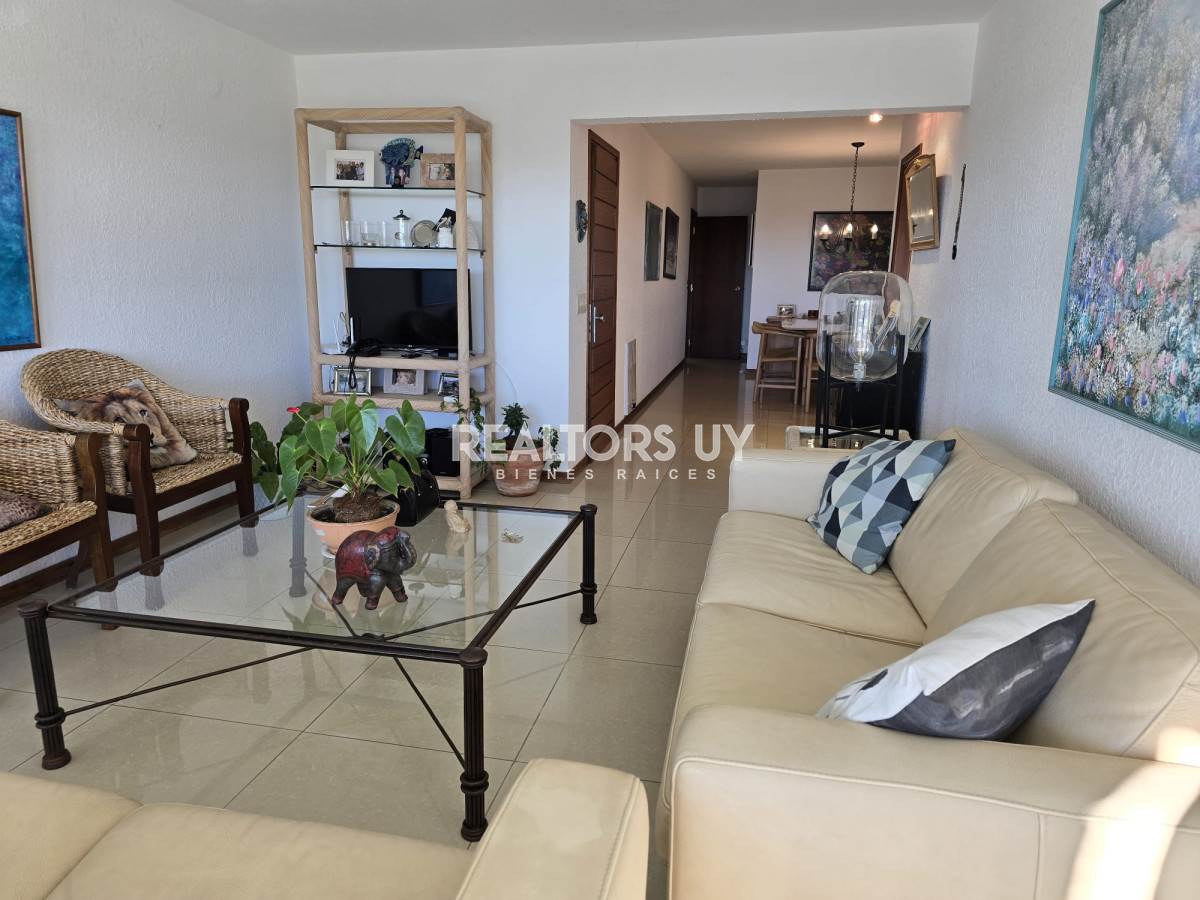 Apartamento ID.335 - Apartamento  de 3 dormitorios en venta, Punta del Este, primera línea de la mansa.