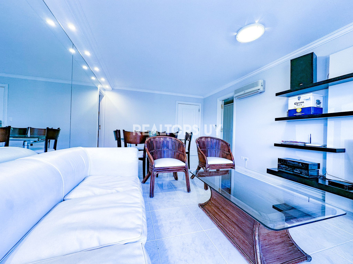 Apartamento ID.334 - Venta de apartamento de tres dormitorios en Coral Tower, Punta del Este.