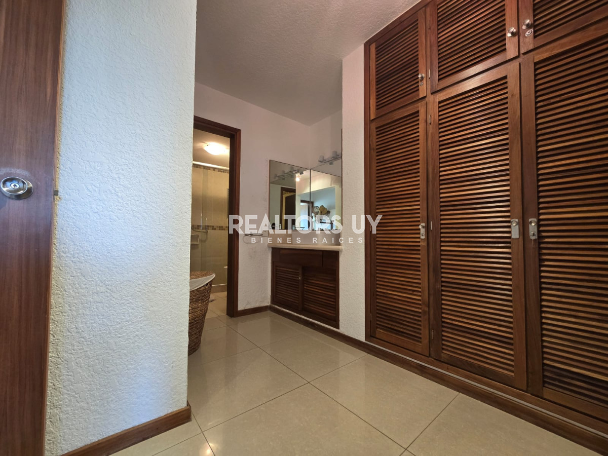 Apartamento ID.335 - Apartamento  de 3 dormitorios en venta, Punta del Este, primera línea de la mansa.