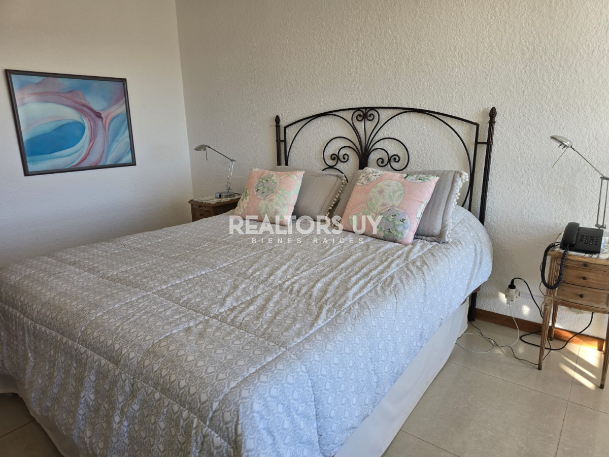 Apartamento ID.335 - Apartamento  de 3 dormitorios en venta, Punta del Este, primera línea de la mansa.