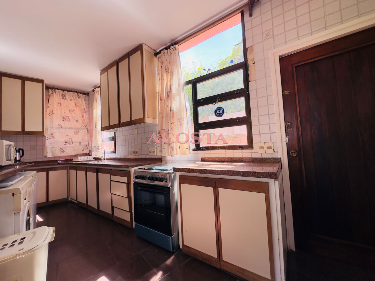 Casa ID.251 - Casa en Venta y alquiler,  50 metros de la playa.