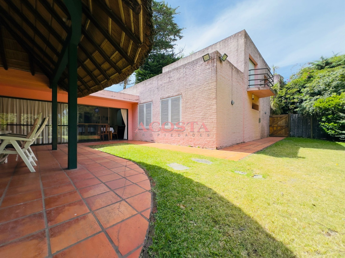 Casa ID.251 - Casa en Venta y alquiler,  50 metros de la playa.