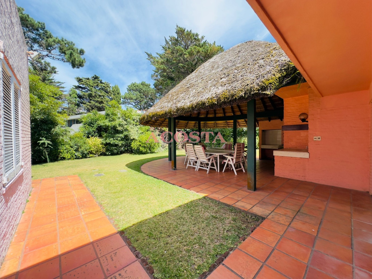 Casa ID.251 - Casa en Venta y alquiler,  50 metros de la playa.