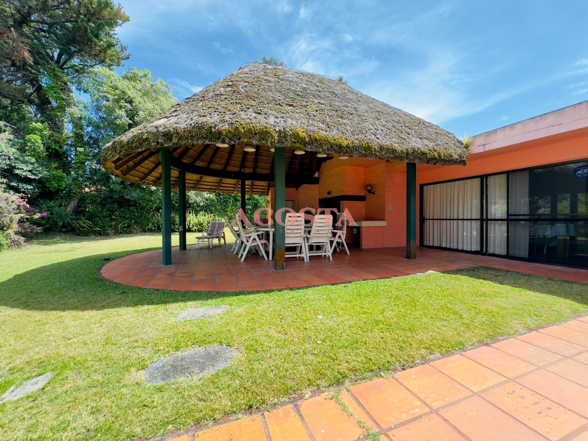 Casa ID.251 - Casa en Venta y alquiler,  50 metros de la playa.