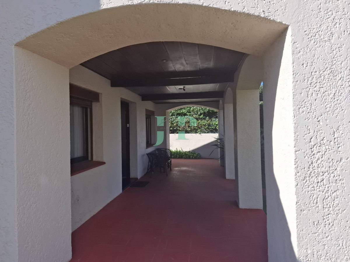 Casa ID.677 - Casa en venta playa mansa, en impecable estado