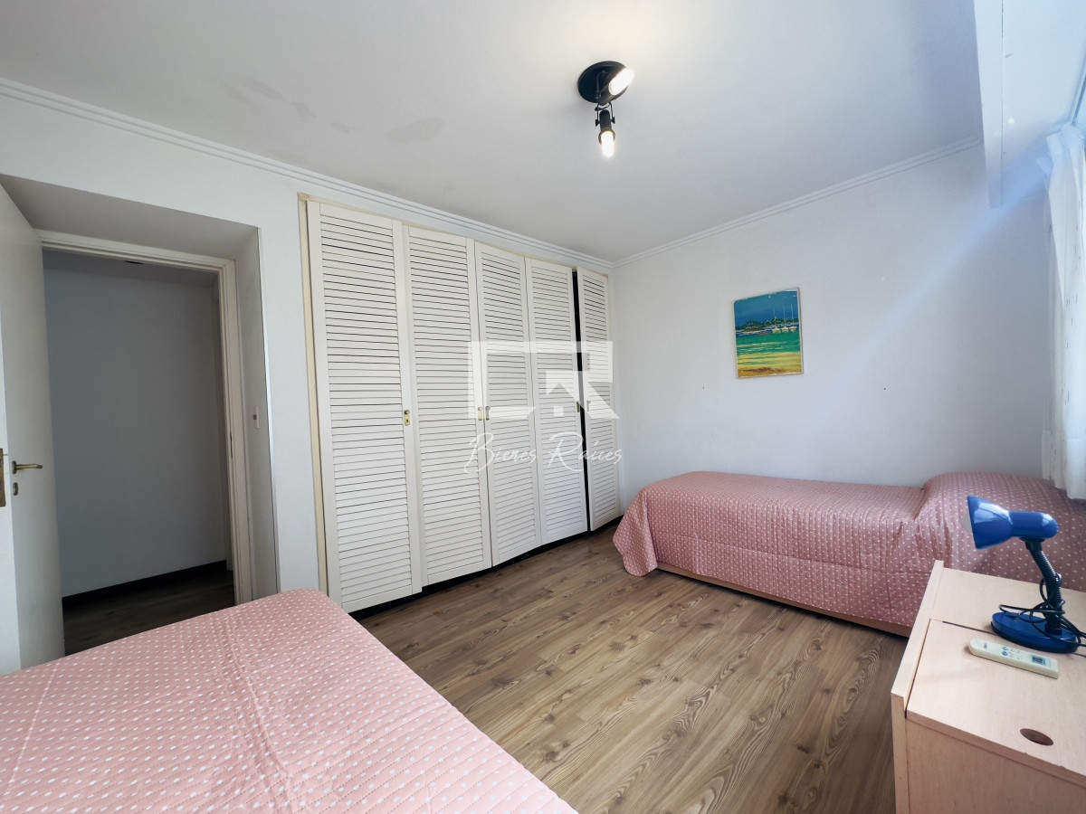 Apartamento ID.703 - Apartamento en venta, 3 dormitorios, vista al mar, primera linea, playa mansa.