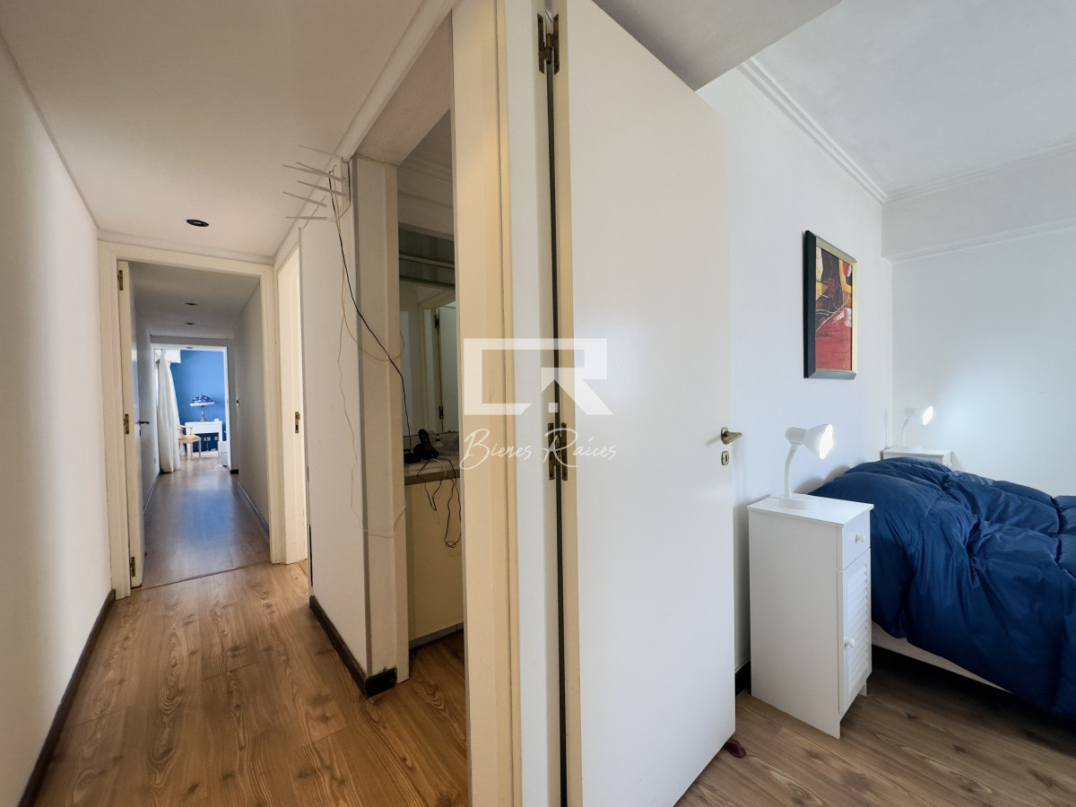 Apartamento ID.703 - Apartamento en venta, 3 dormitorios, vista al mar, primera linea, playa mansa.