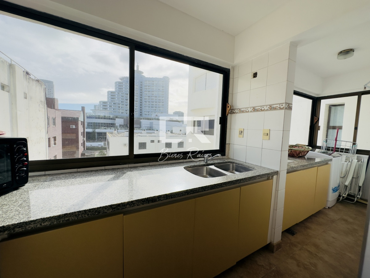 Apartamento ID.703 - Apartamento en venta, 3 dormitorios, vista al mar, primera linea, playa mansa.