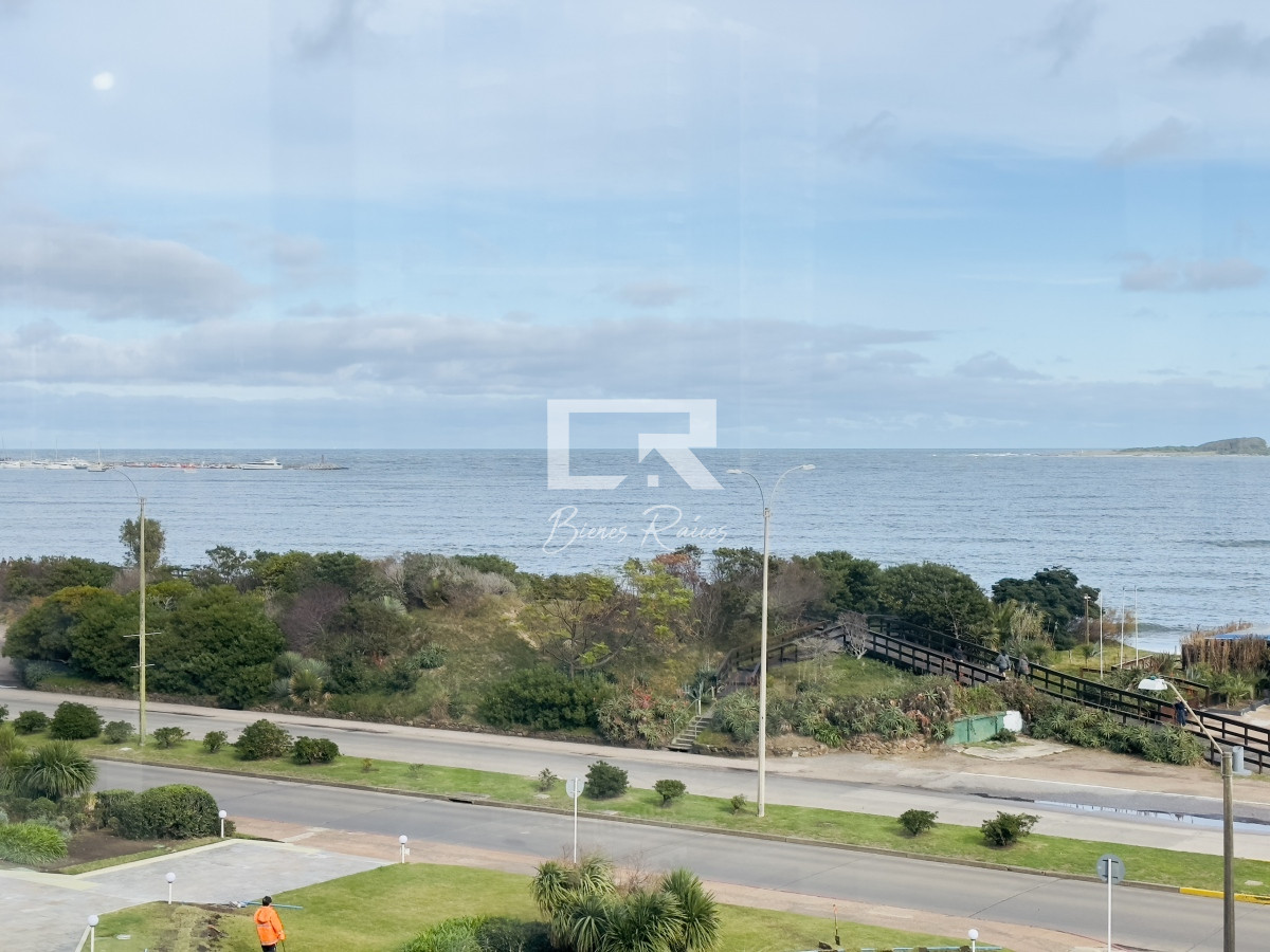 Apartamento ID.703 - Apartamento en venta, 3 dormitorios, vista al mar, primera linea, playa mansa.