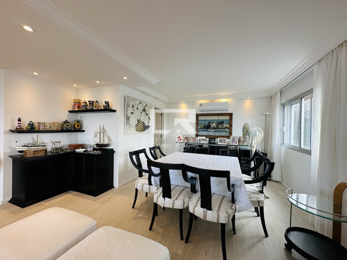 Apartamento ID.221 - Venta de apartamento de 4 dormitorios en Punta de Este