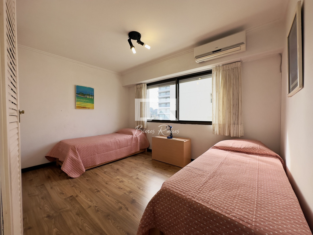 Apartamento ID.703 - Apartamento en venta, 3 dormitorios, vista al mar, primera linea, playa mansa.