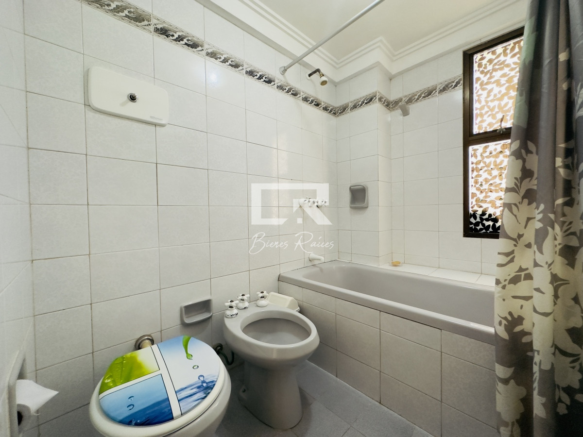 Apartamento ID.703 - Apartamento en venta, 3 dormitorios, vista al mar, primera linea, playa mansa.