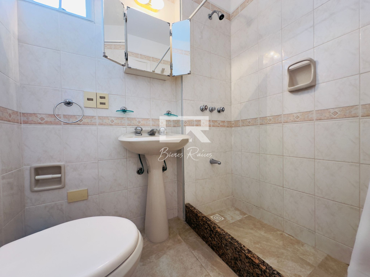 Apartamento ID.704 - Apartamento en VENTA y alquiler, 3 dormitorios, 2 baños, reciclado.