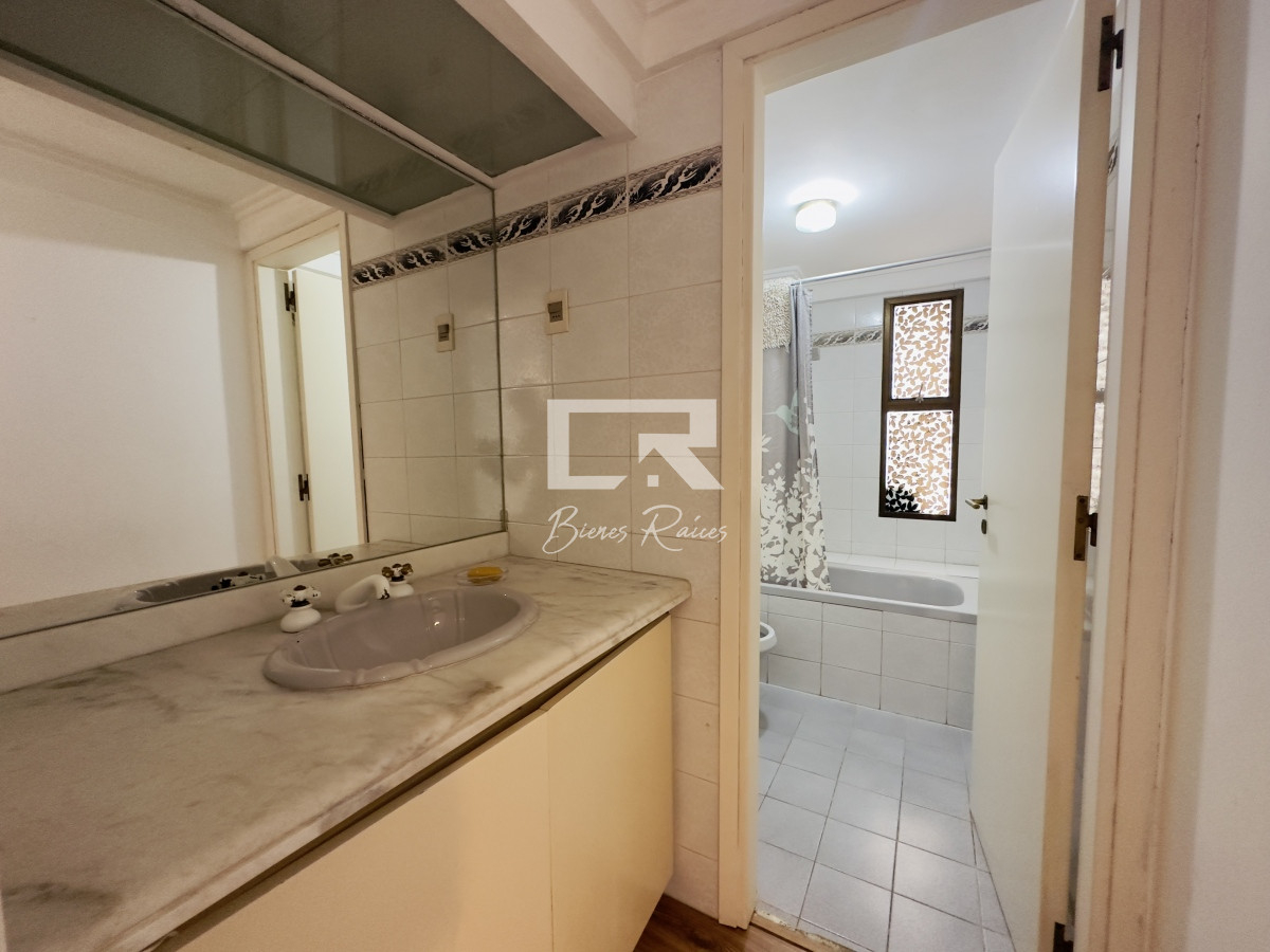 Apartamento ID.703 - Apartamento en venta, 3 dormitorios, vista al mar, primera linea, playa mansa.