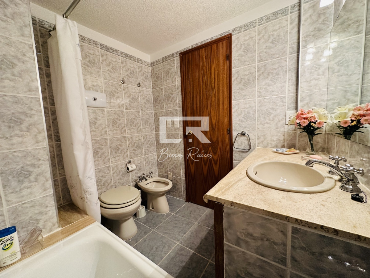 Apartamento ID.221 - Venta de apartamento de 4 dormitorios en Punta de Este