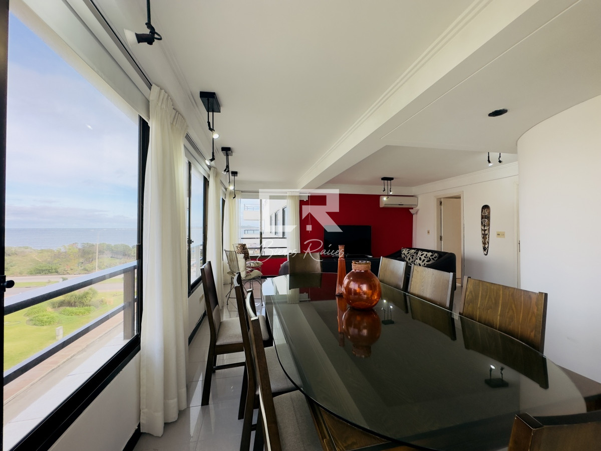 Apartamento ID.703 - Apartamento en venta, 3 dormitorios, vista al mar, primera linea, playa mansa.