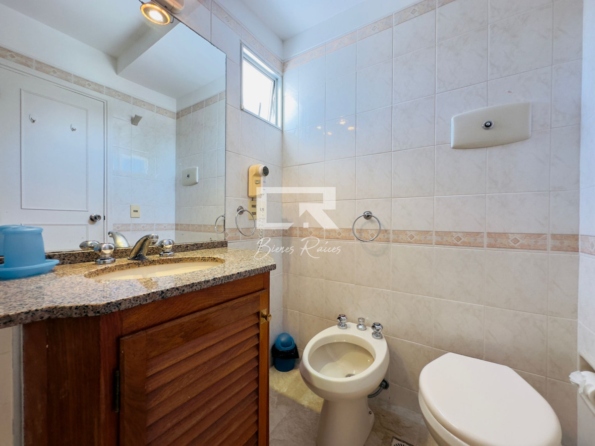 Apartamento ID.704 - Apartamento en VENTA y alquiler, 3 dormitorios, 2 baños, reciclado.