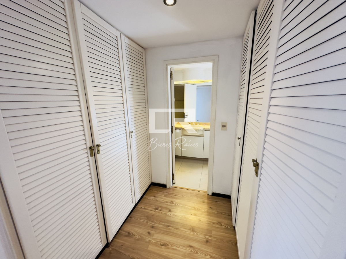 Apartamento ID.703 - Apartamento en venta, 3 dormitorios, vista al mar, primera linea, playa mansa.