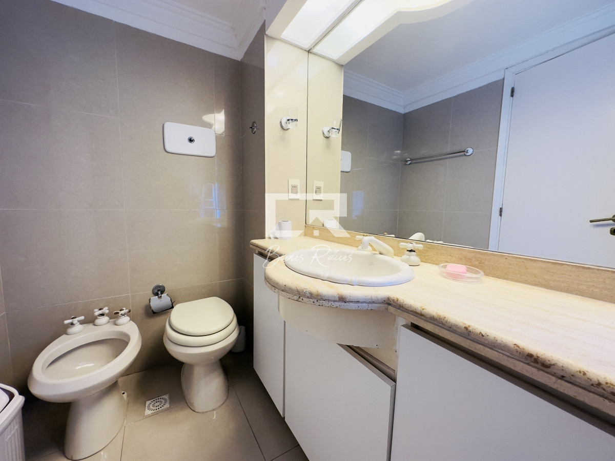 Apartamento ID.703 - Apartamento en venta, 3 dormitorios, vista al mar, primera linea, playa mansa.