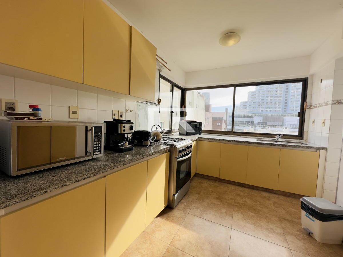 Apartamento ID.703 - Apartamento en venta, 3 dormitorios, vista al mar, primera linea, playa mansa.