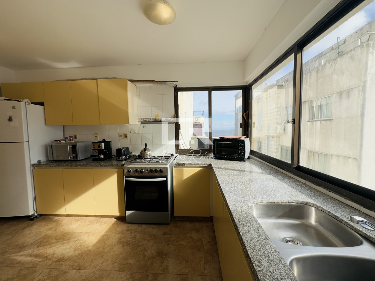 Apartamento ID.703 - Apartamento en venta, 3 dormitorios, vista al mar, primera linea, playa mansa.